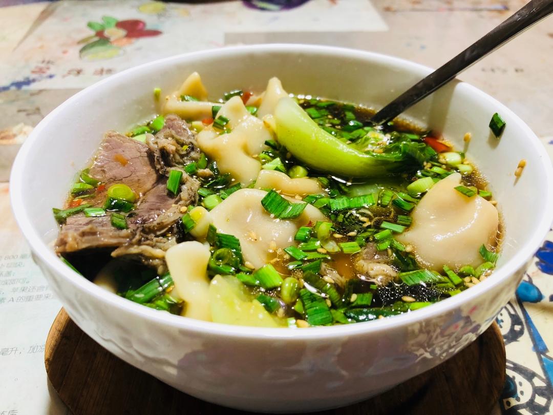 省时又便捷，没人能抗拒这碗酸汤水饺！🥟