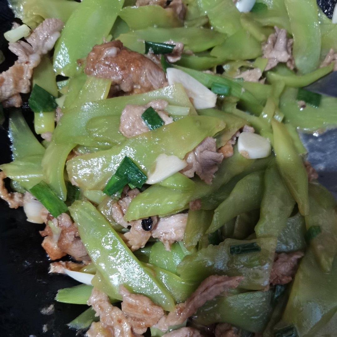 简单好吃下饭的莴笋炒肉来啦！