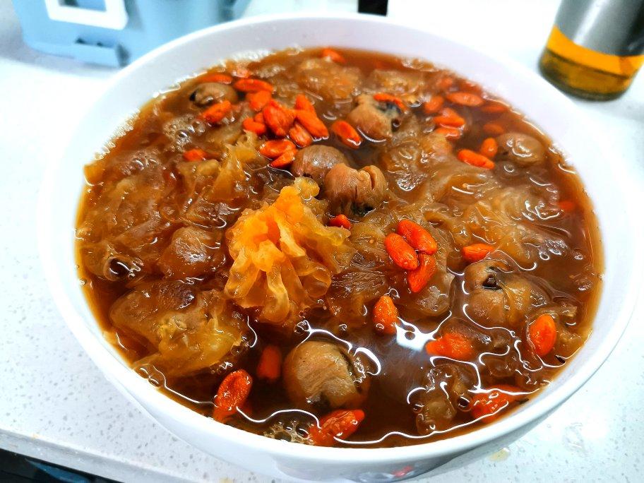 桃胶雪莲子桂圆银耳红枣枸杞牛奶养颜羹
