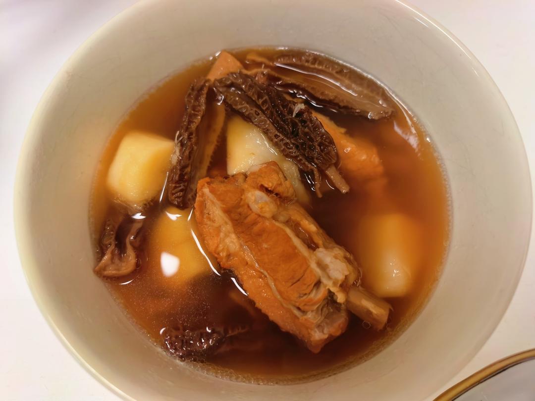 羊肚菌炖排骨汤