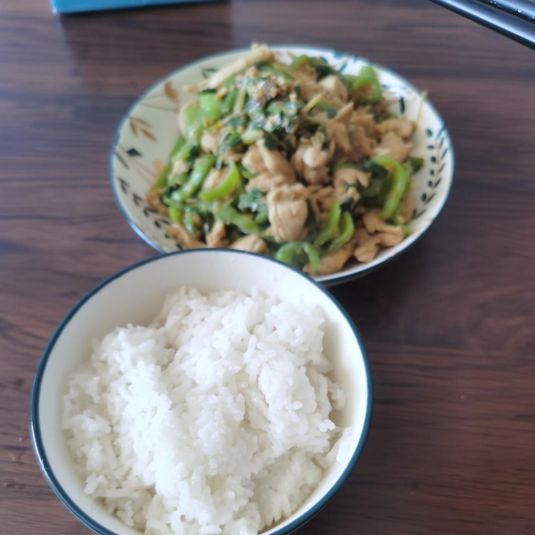巨好吃的青椒炒鸡胸肉丝，超下饭