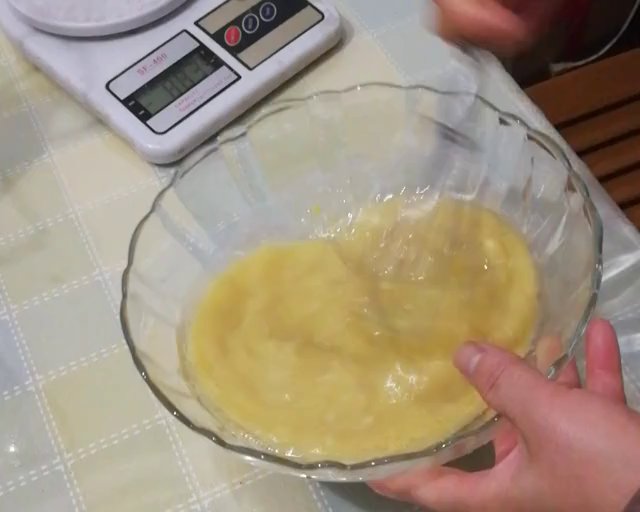 超简单香蕉核桃马芬蛋糕的做法 步骤2