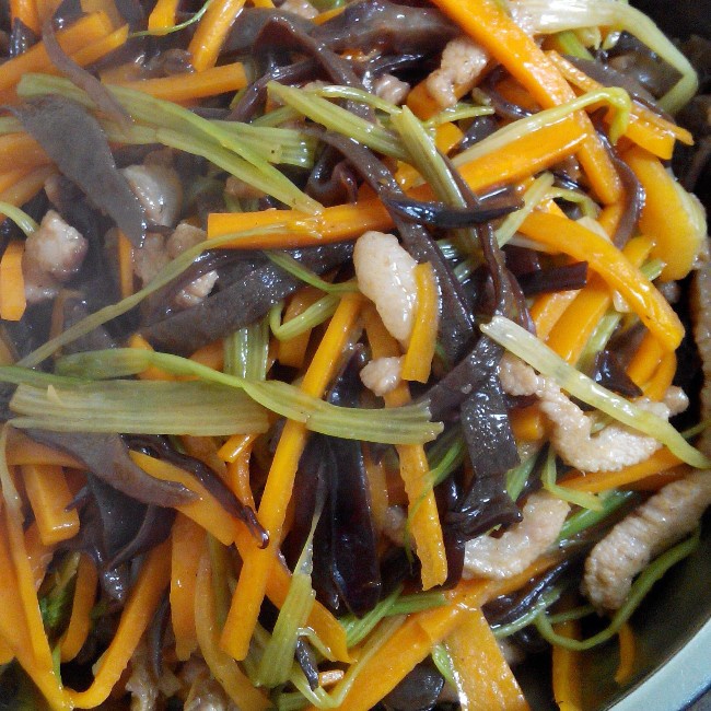 芹菜木耳炒肉丝