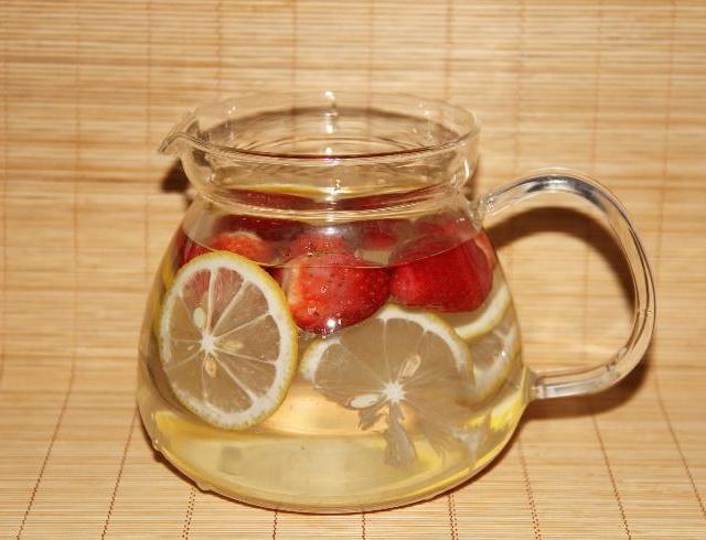草莓柠檬水的做法