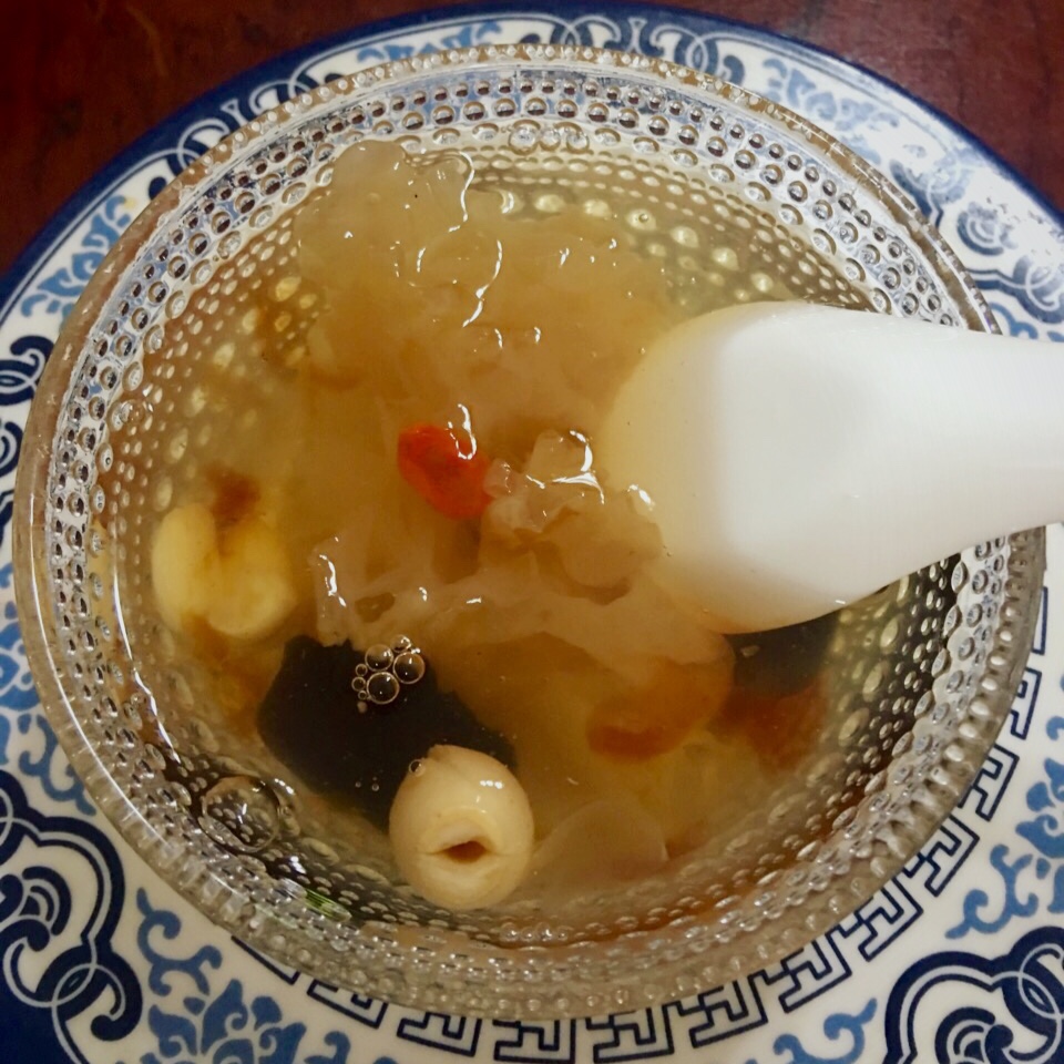 红枣莲子银耳汤