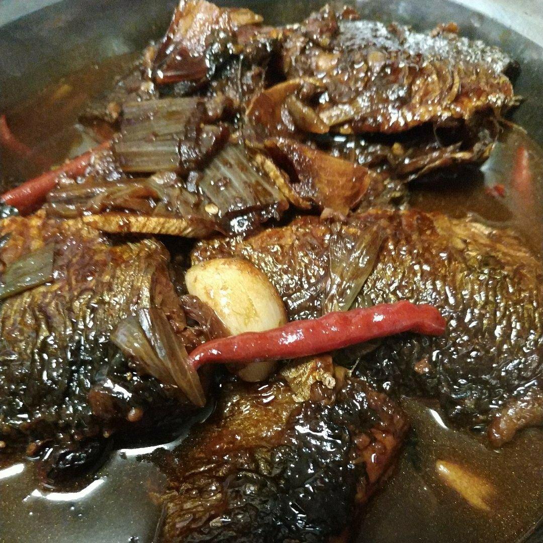 谁说鲅鱼难入味？蒜子烧鲅鱼-味道很浓郁呀
