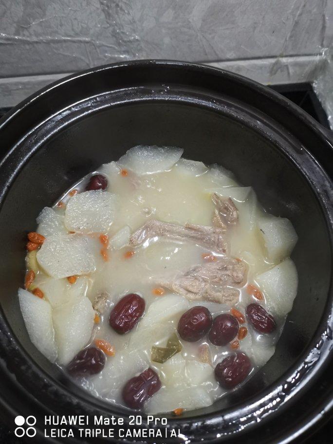 厨师长教你：“老鸭萝卜汤”的家常做法，天气冷了很适合老人孩子
