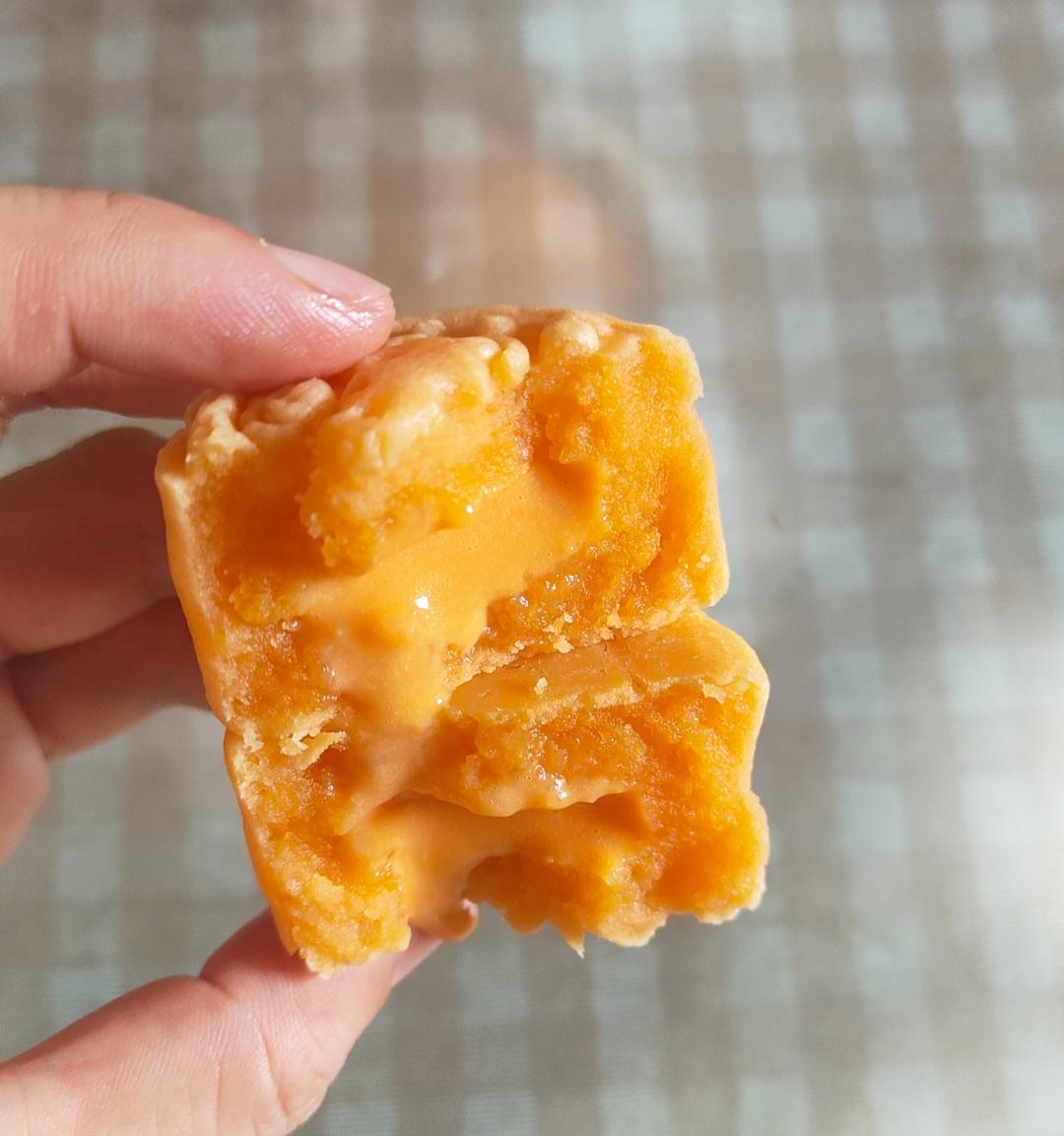 💃奶黄流心月饼——这是可以让你坐稳朋友圈厨霸位置的月饼🥮，没人点赞算我输👎