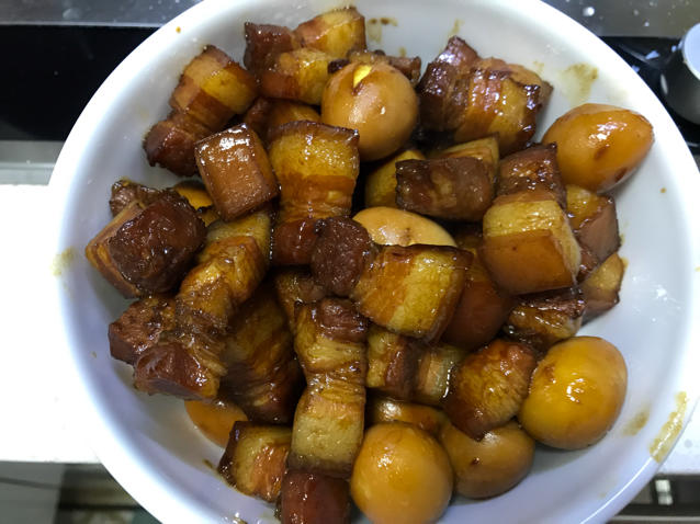 加了鹌鹑蛋后，这盘红烧肉，美味的逆天啦——鹌鹑蛋烧肉（孔瑶食谱）