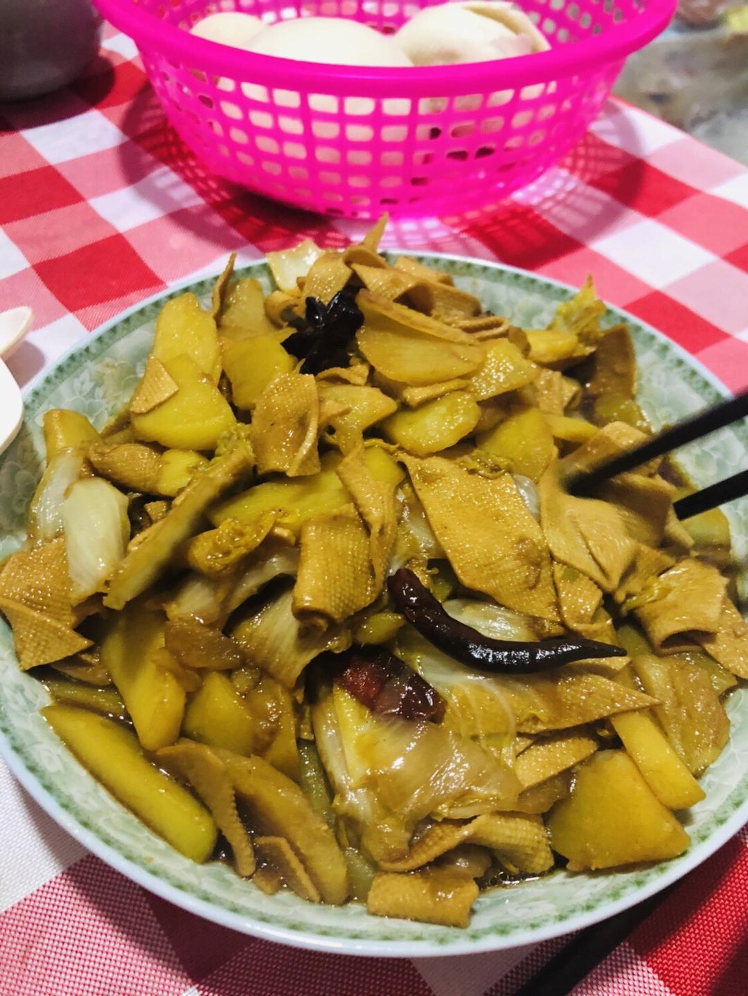 娃娃菜干豆腐土豆的做法