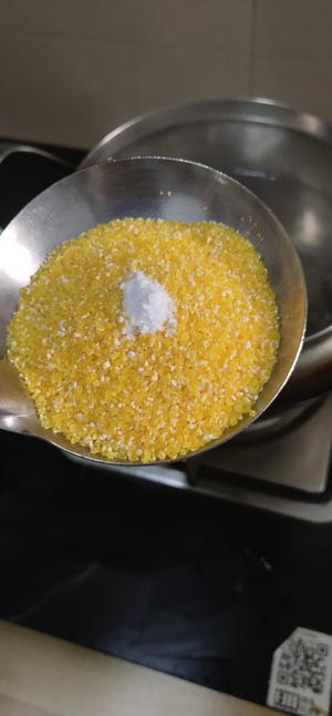 简单易学的玉米糁粥的做法 步骤2