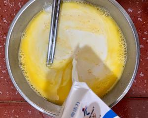 牛奶蒸蛋的做法 步骤2