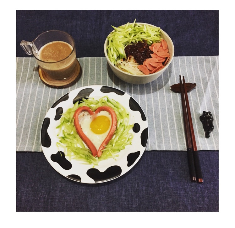 心形香肠荷包蛋