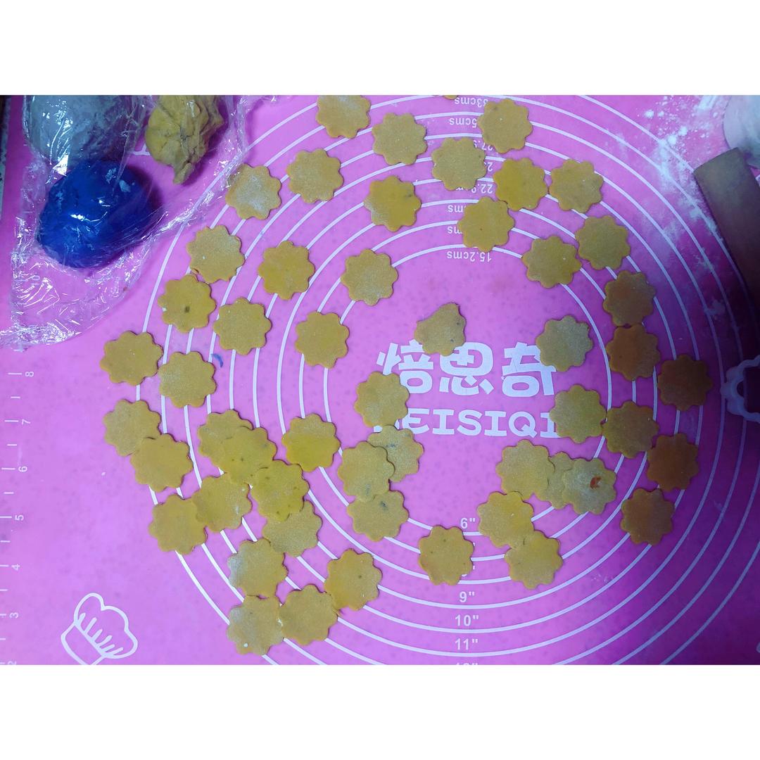 宝宝辅食胡萝卜香菇羊肉小花饺的做法 步骤9