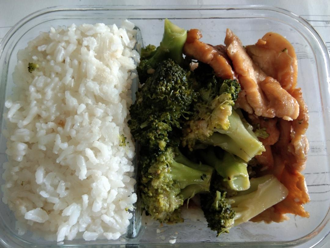 鸡胸肉炒西兰花