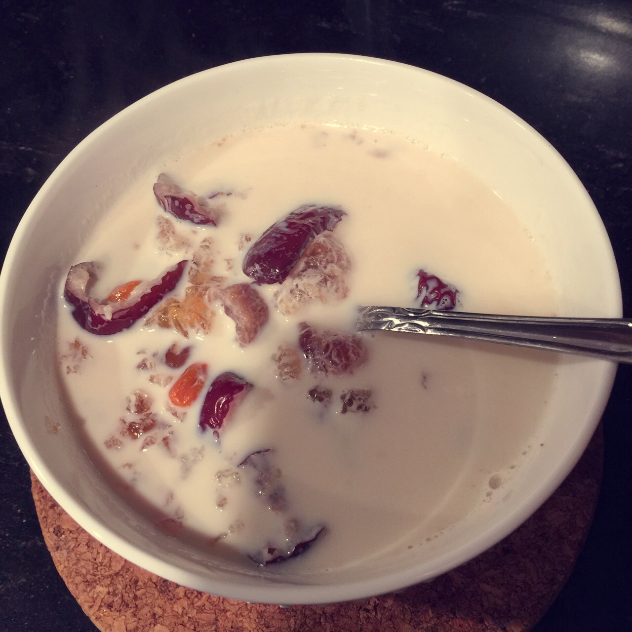 {何故居｝桃胶奶