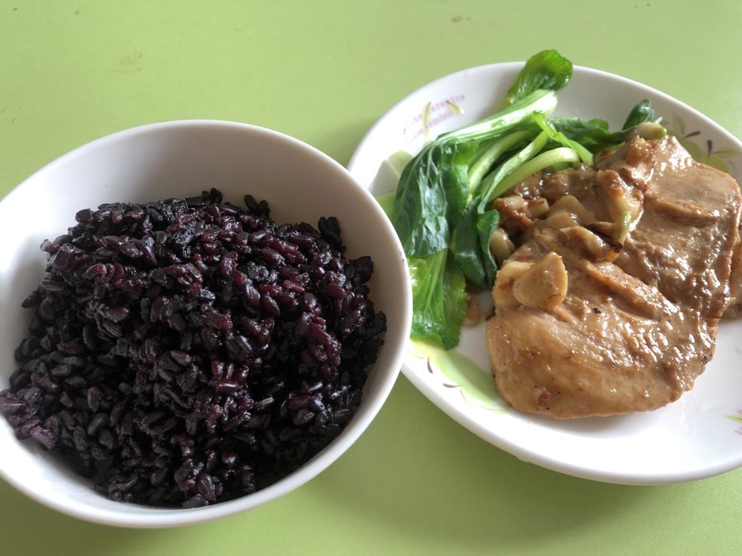 香煎鲜嫩多汁的黑椒鸡胸肉