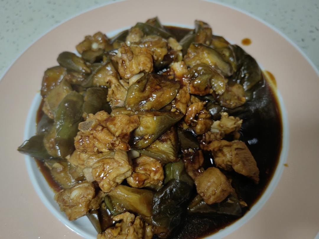 无敌下饭菜【茄子烧排骨】，酱香浓郁惹人馋