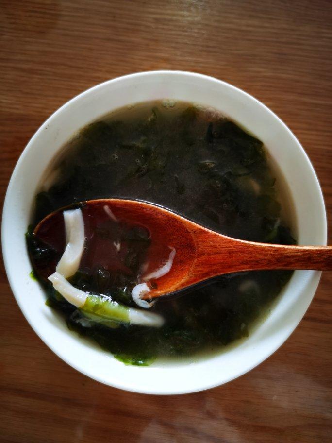 鲜掉眉毛的海鲜菇虾皮紫菜汤