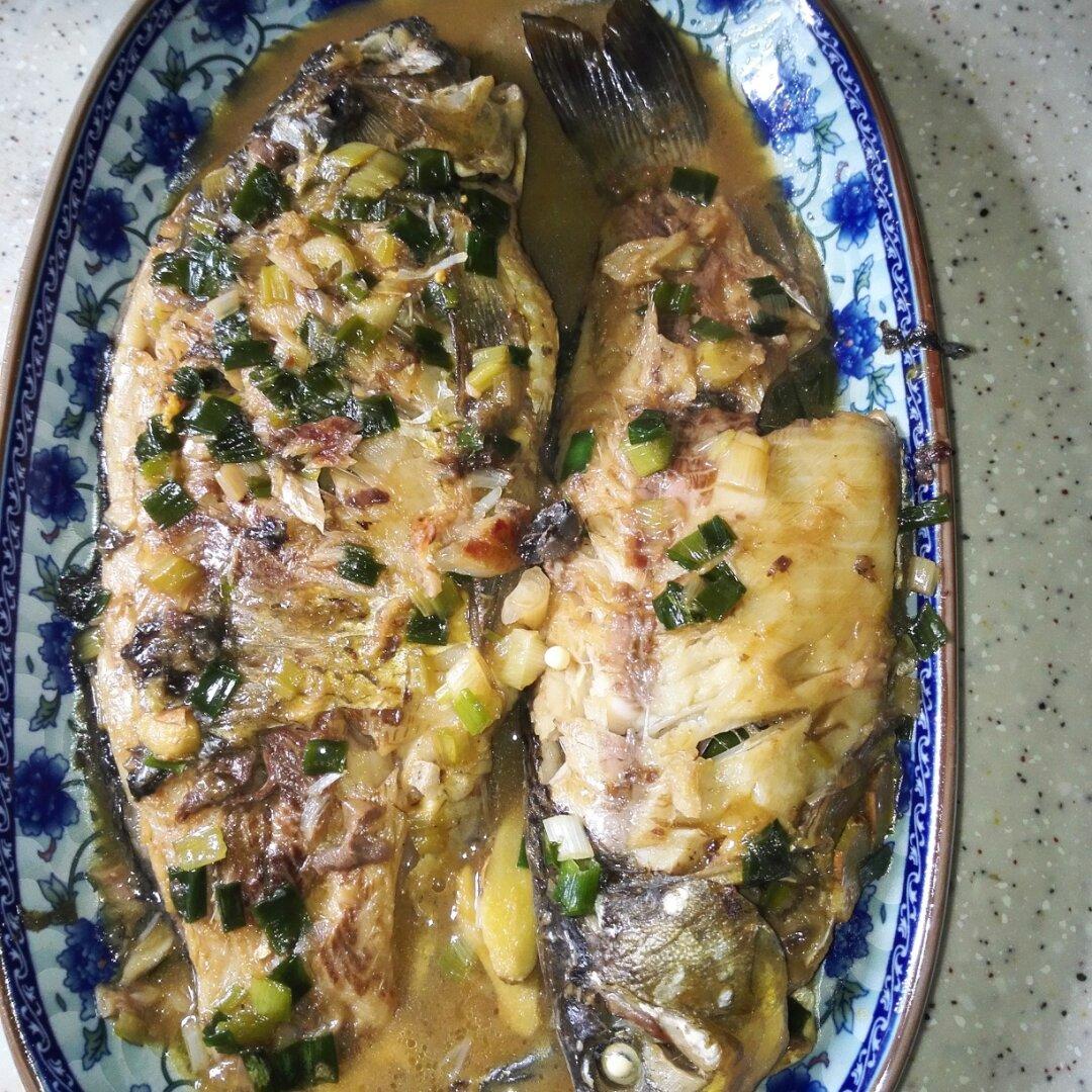 葱烤鲫鱼