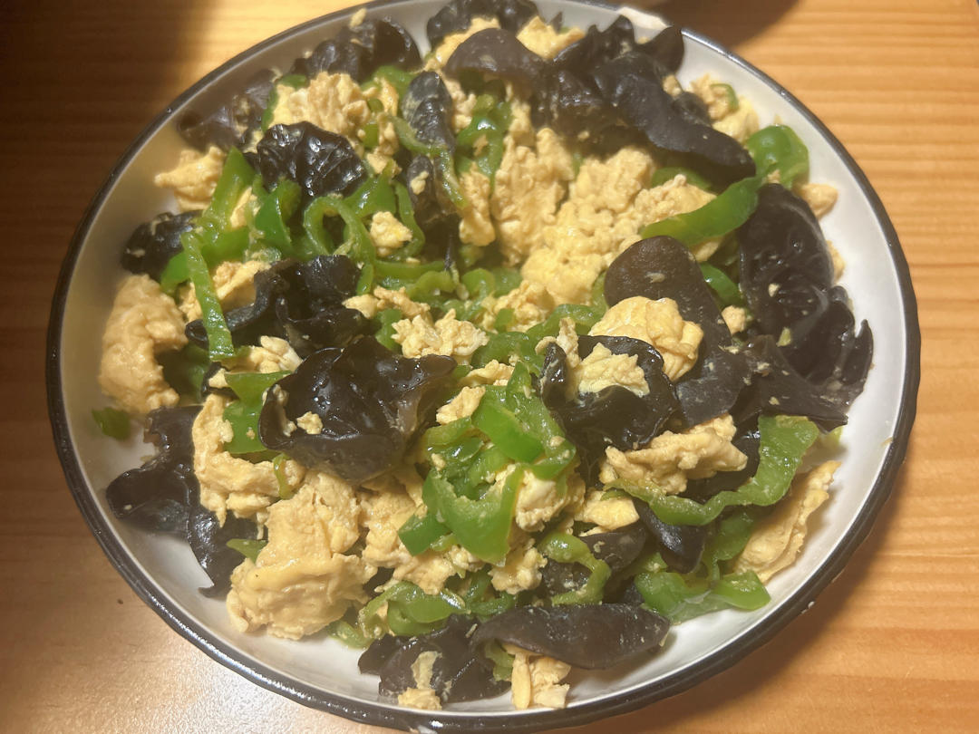 黑木耳青椒炒鸡蛋（营养又下饭）