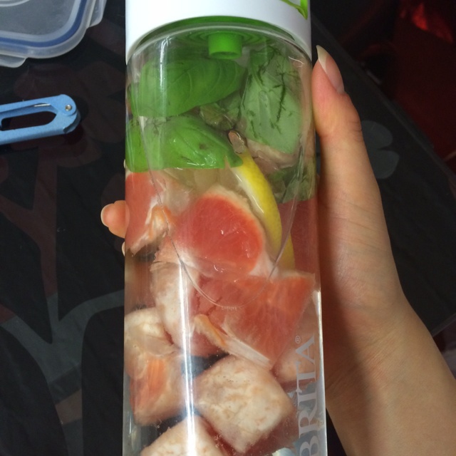 detox water 自制排毒养颜水 健康饮料 果蔬泡汁