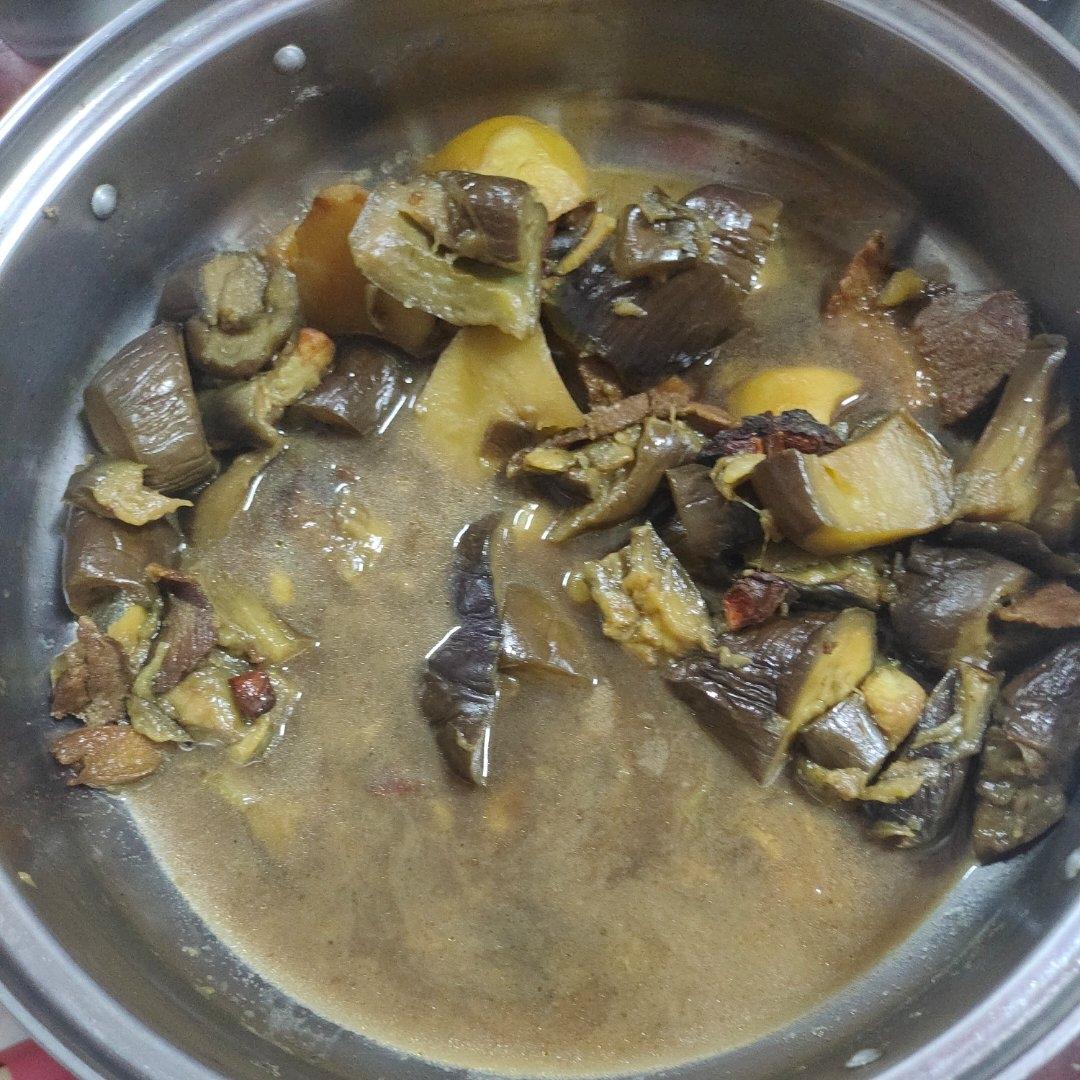 家常茄子土豆炖肉（一小时内肯定完成）