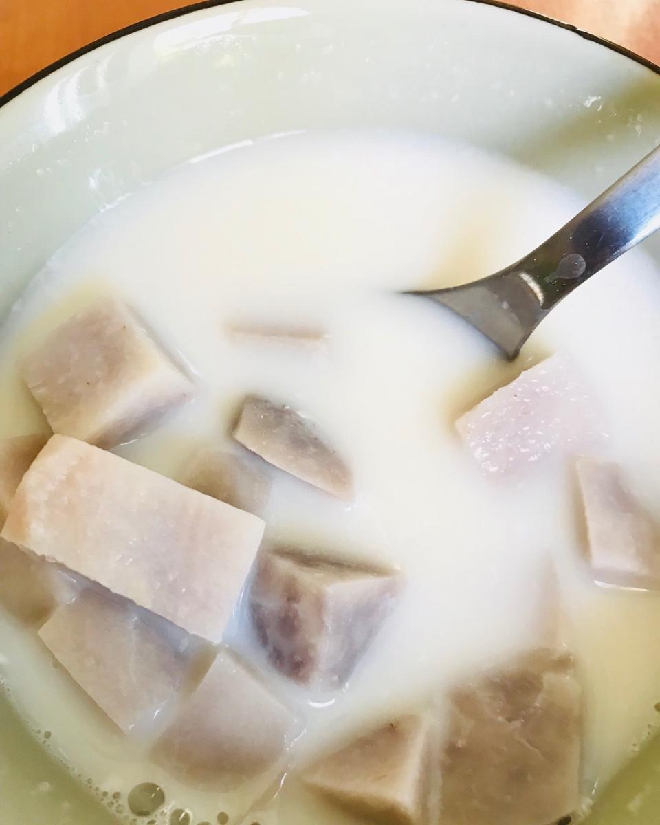 疯丫头爱地瓜和小龙猫做的芋头牛奶糖水