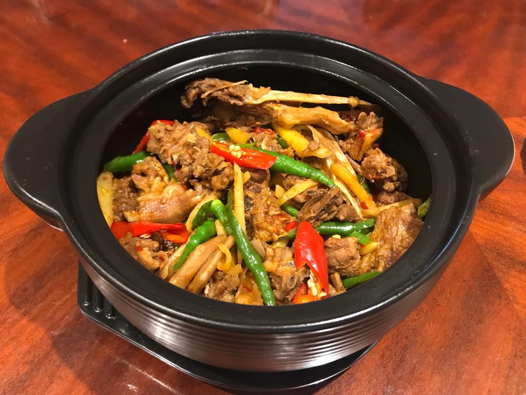 游离昆虫做的子姜焖鸭煲