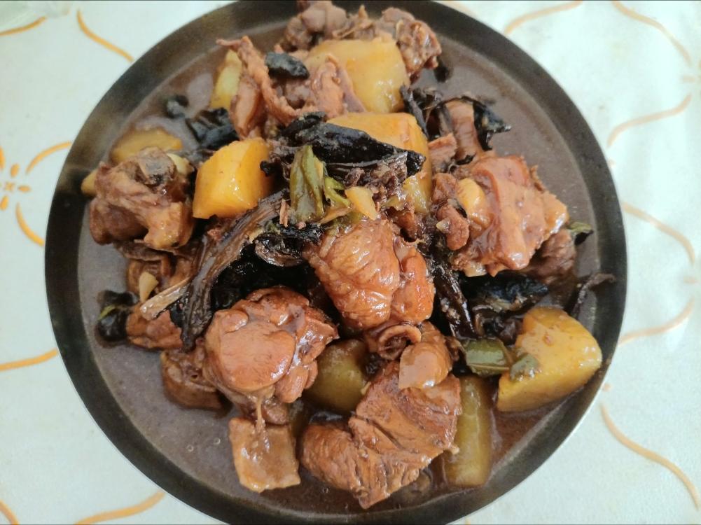 东北土鸡炖东北野生蘑菇