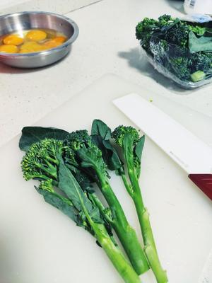 迷之搭配•熏肉炒西兰花菜苔&玉米笋的做法 步骤1