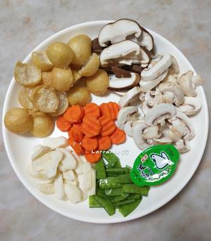 饽荠双菇面筋煲的做法 步骤2