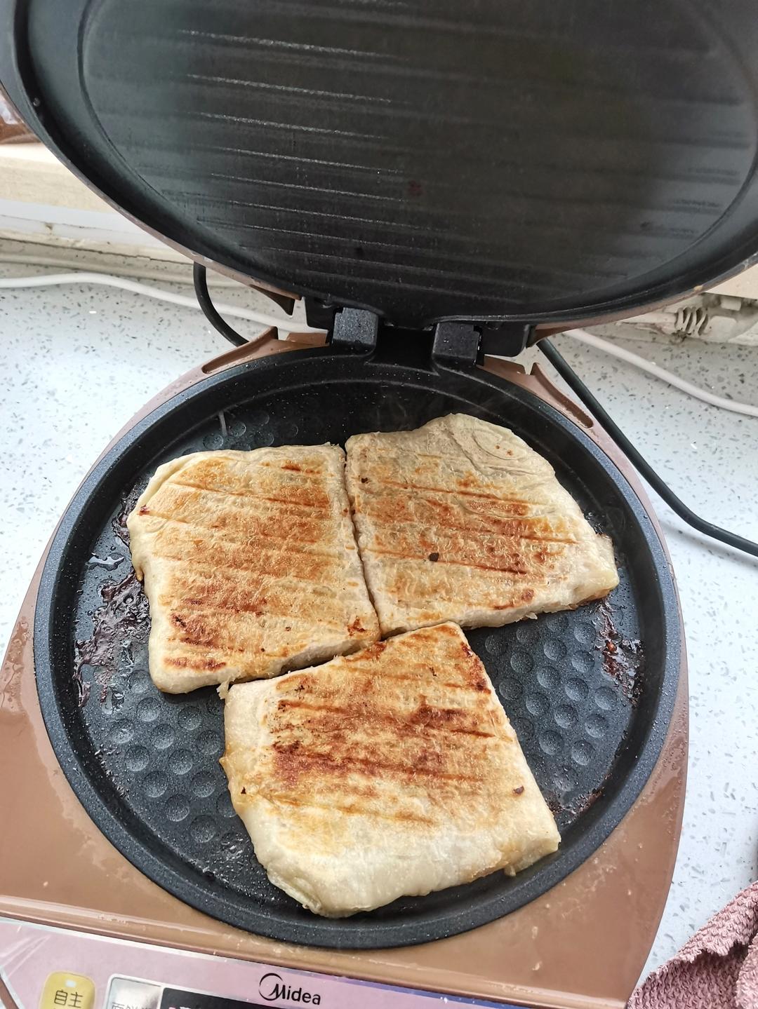 手抓饼做的馅饼，猪肉蘑菇馅，太好吃了！