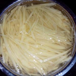 青椒土豆丝面条的做法 步骤1