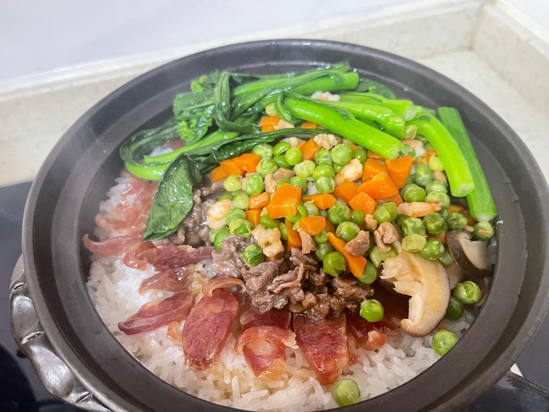 保姆级的「腊味煲仔饭2.0」加强版来了，地道老广味～