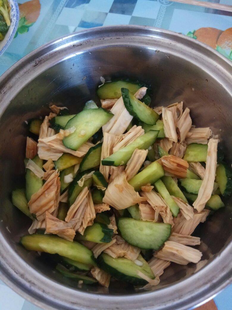 腐竹木耳拌黄瓜