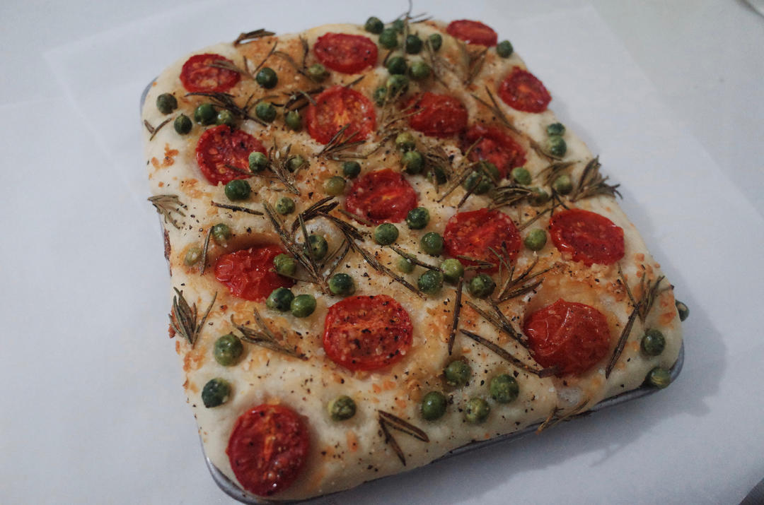 迷迭香番茄青豆佛卡夏Focaccia layered with rosemary tomatoes&peas——北鼎烤箱食谱