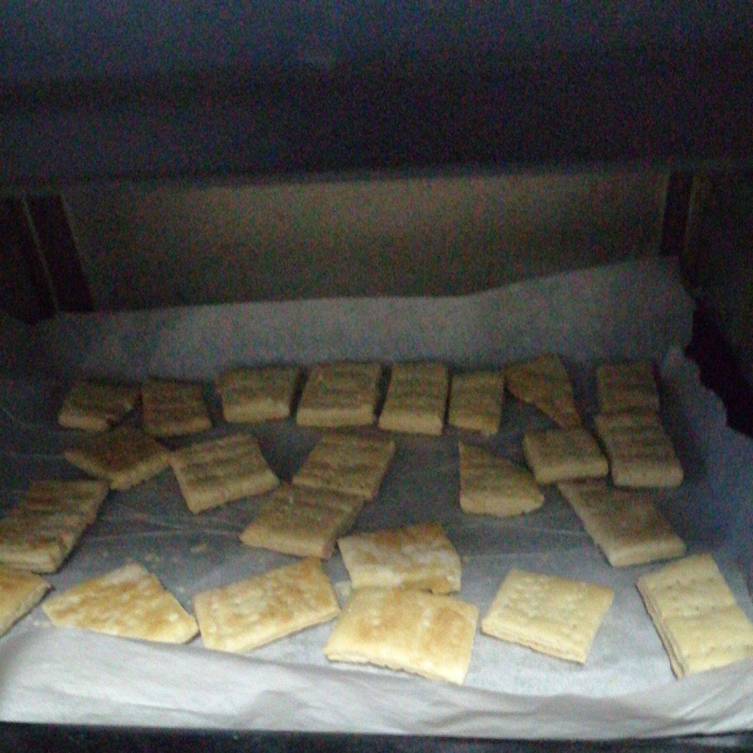 君之---纯天然打造的无比酥松---葱油香酥饼干（葱香苏打饼干）