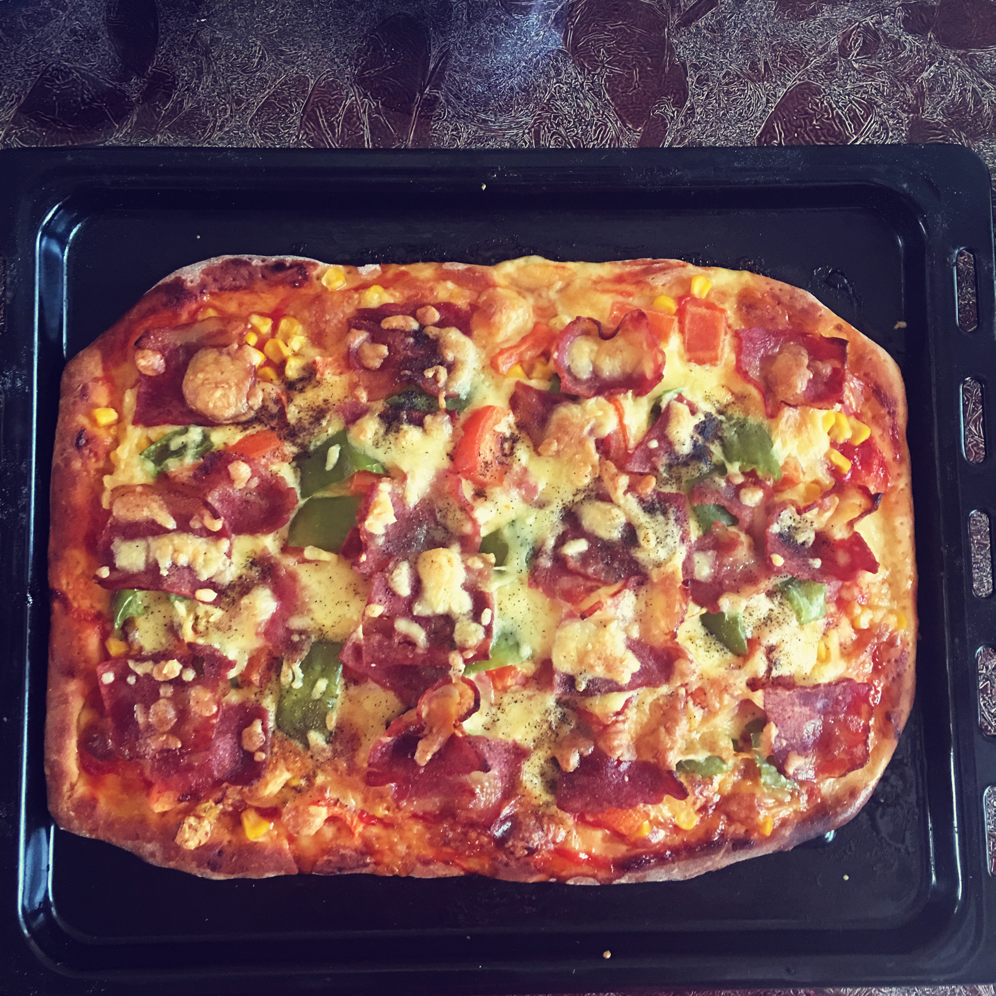 薄饼脆皮火腿pizza