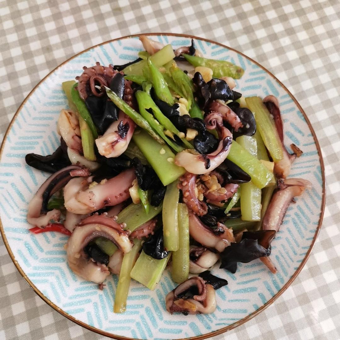 厨师长教你：“爆炒鱿鱼”的家常做法，口感爽脆，香辣过瘾