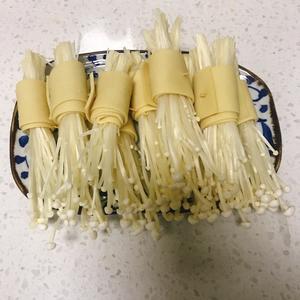 金针菇豆皮卷的做法 步骤3
