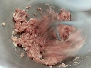 猪肉香菜香菇饺子的做法 步骤2