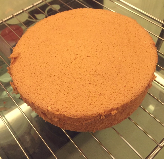 超简单完美戚风蛋糕（6寸2蛋）附打发、翻拌、脱模视频