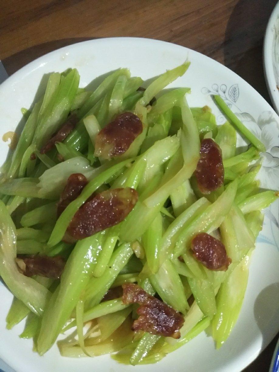 西芹炒腊肠（热菜）