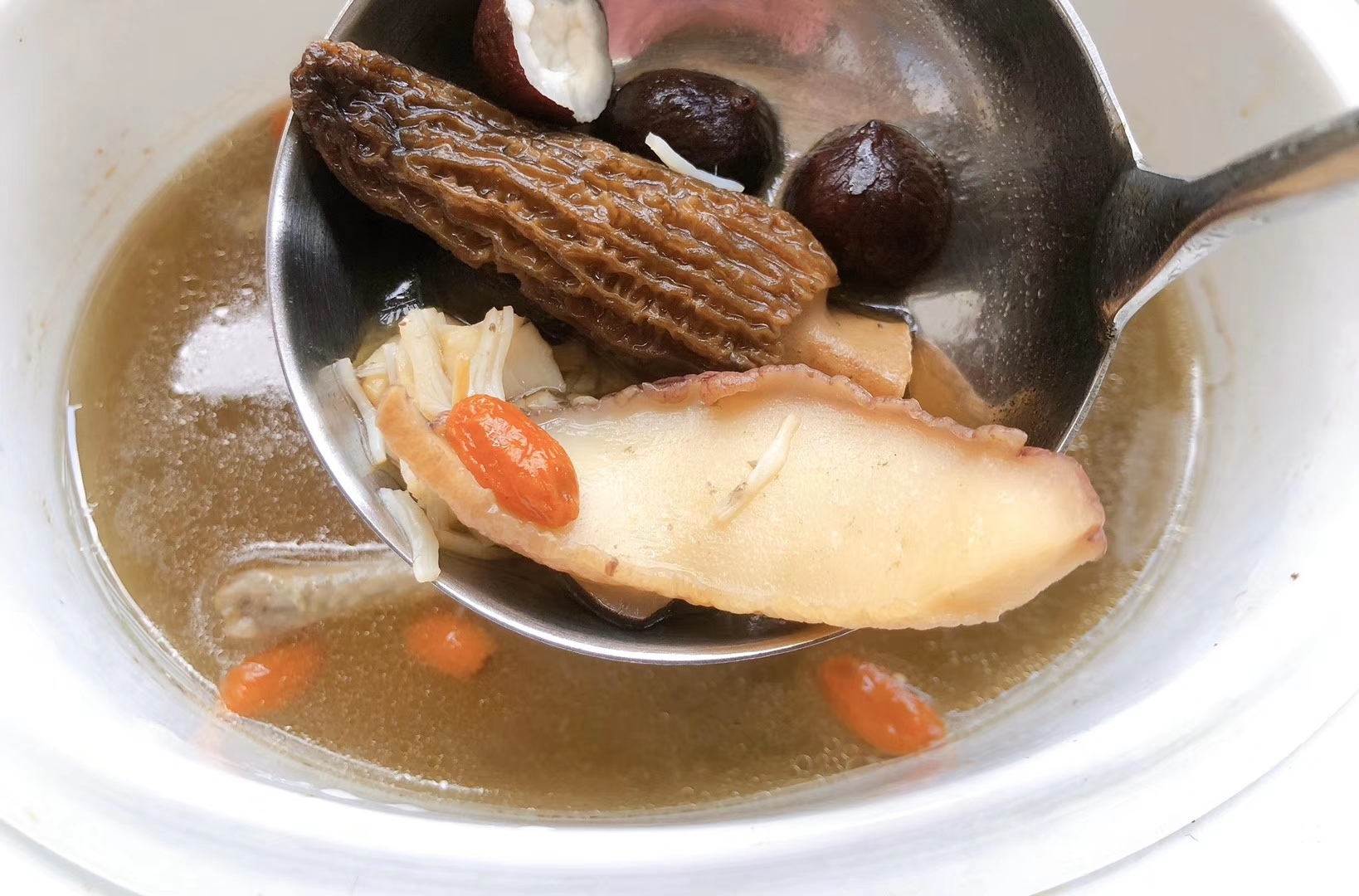 羊肚菌响螺片元贝海椰王汤
