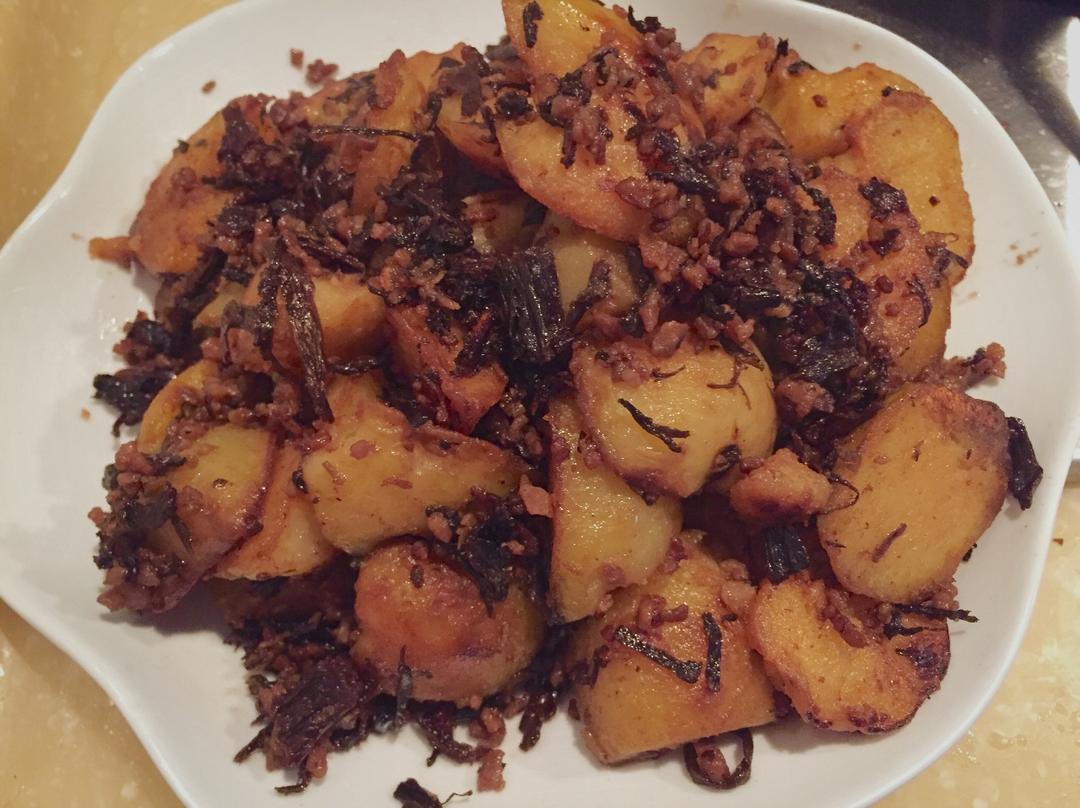 奈雪儿做的梅干菜肉末小土豆