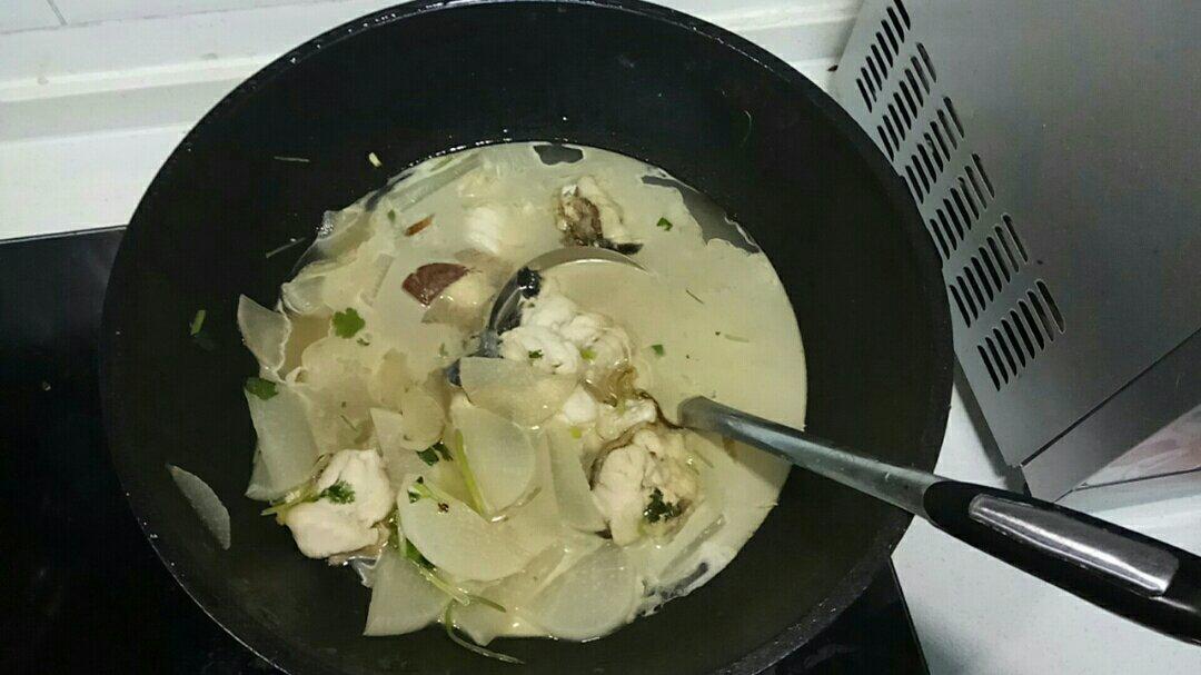 胖头鱼鱼头萝卜汤