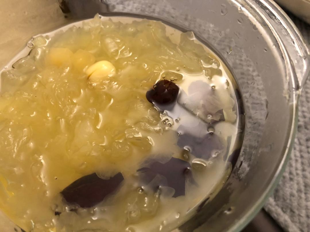 银耳莲子羹