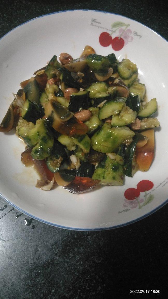 厨师长教你：“青瓜拌皮蛋”的家常做法，酸辣爽脆，简单美味