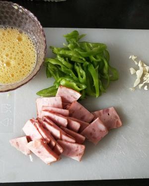 尖椒鸡蛋炒火腿(肠）的做法 步骤1